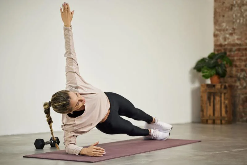 Isometric and dynamic exercises are two forms of strength training, each with benefits and guiding principles. Isometric exercises involve muscle contractions that do not entail joint movement. The length of the muscle remains unchanged, and there is no discernible shift in muscle position. These exercises are advantageous for maintaining strength, rehabilitating injured muscles, and enhancing static muscle endurance. Several examples include plank holds, wall sits, and squat holds.