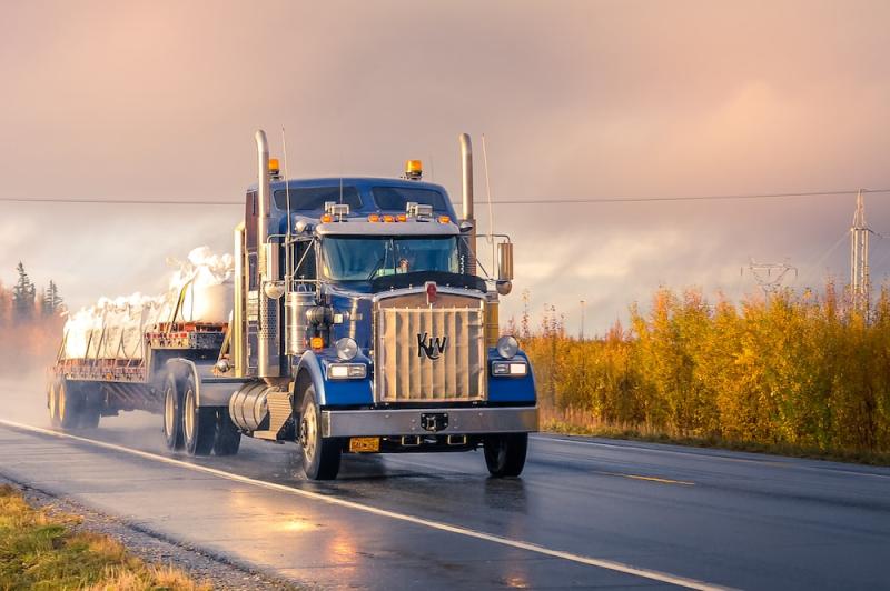 The main difference between a truck and a trailer is that a truck is a self-contained vehicle that can move independently, while a trailer needs a truck or other motorised vehicle to move and turn.