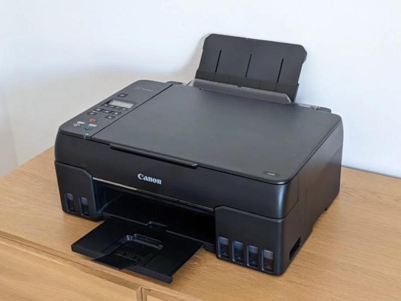 A printer and a copier are essential office devices but serve different functions. The primary function of a printer is to convert digital input from computers, tablets, or other devices into a physical output, typically on paper. It can reproduce various file types, including text documents, images, and photographs. There are numerous types of printers, such as inkjet, laser, and 3D printers, each with different characteristics and applications.